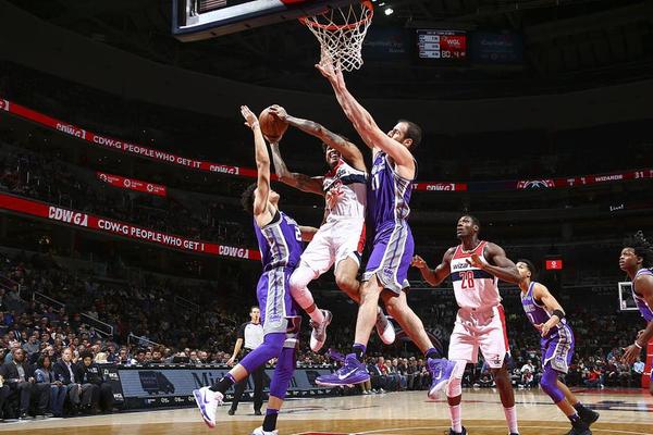 千胜教头！全队疯狂朝卡莱尔浇水庆祝 状元签概率14%已放眼明年