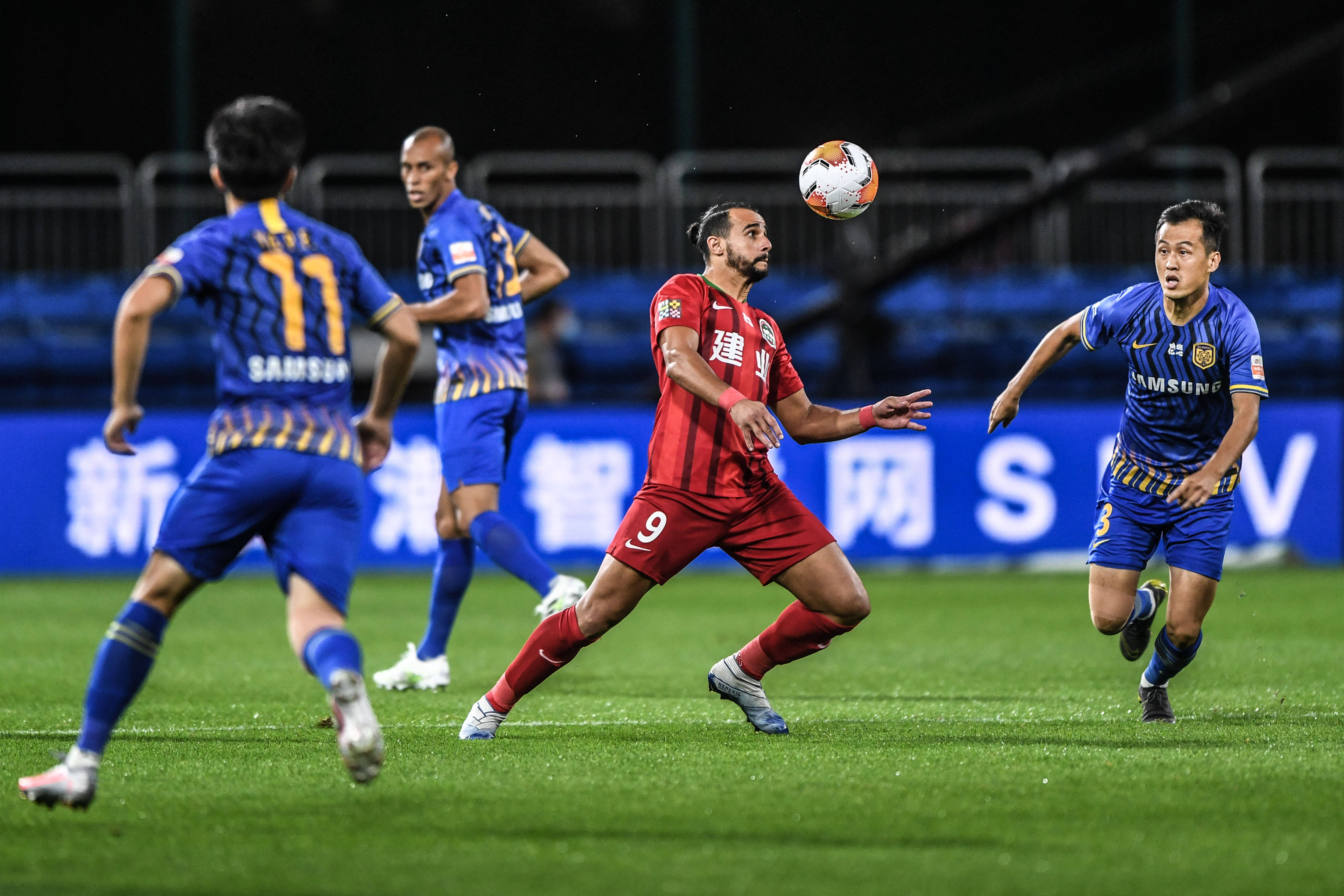 [中超]叶楚贵世界波米内罗双响 上海申花3-1云南玉昆