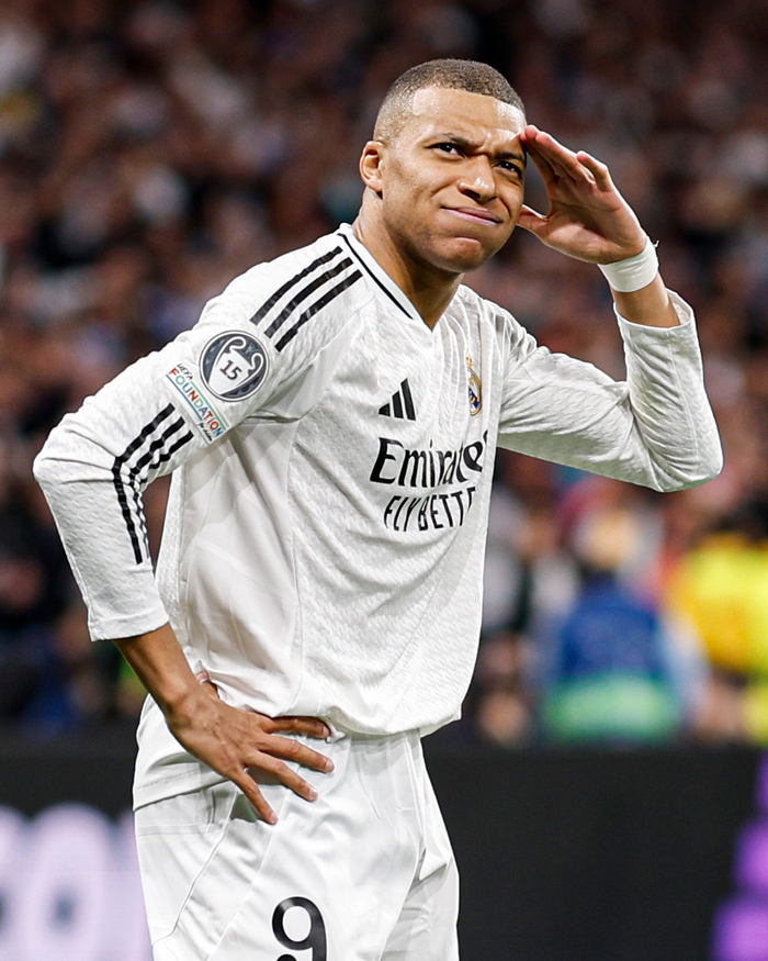 这下Gala不得不去成都了，Gala妖娆拍照姿势引网友遐想